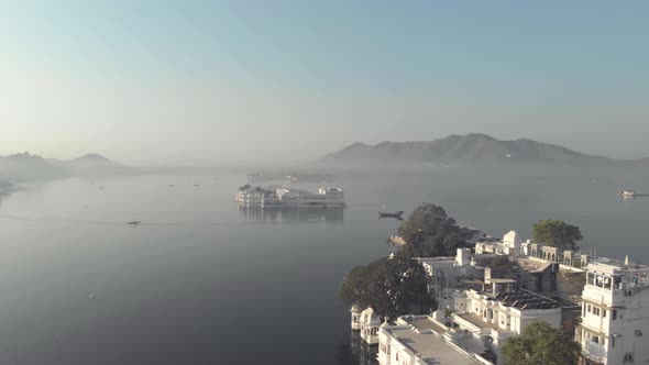 Taj Lake Palace in the middle of the lake Pichola, viewed from Ambrai Ghat in Udaipur, India alt