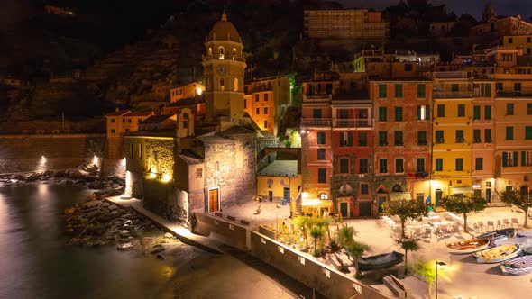 Time Lapse of the seaside village of Vernazza in Italy alt
