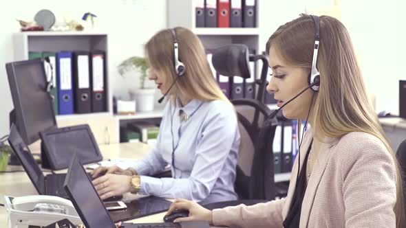 Operators of Support Customer Service - Call Center, Online Software with Technology Voice Over IP alt
