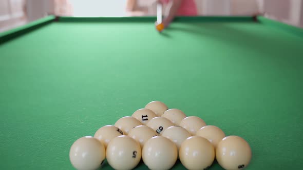 Man plays billiards, rack focus alt