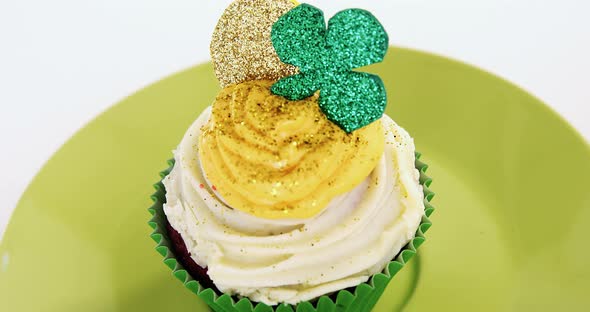 Muffin with white and yellow cream tooping for  st patricks alt