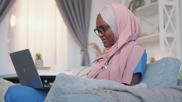 Digital Health Remote Medicine Woman Nurse Laptop alt