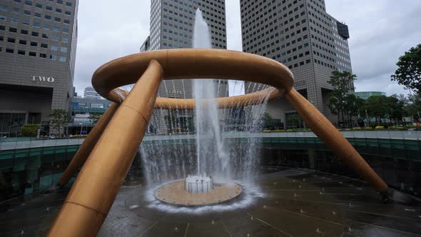 Time-lapse of the Fountain of Wealth, it is the famous place in Suntec City, Singapore alt