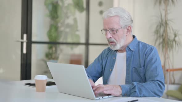 Senior Old Man Having Loss While Using Laptop Failure alt
