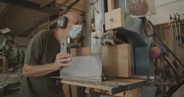 Carpenter wearing a mask while cutting wood