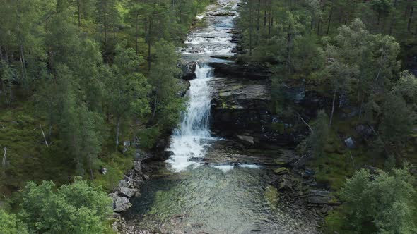 Small cozy hidden waterfall in middle of long river in hidden norwegian woods - Clean bright sparkli alt