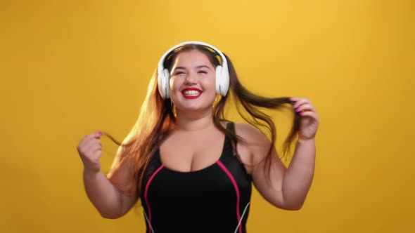 Music Lover Happy Plus Size Woman Body Positive alt