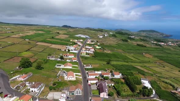 Long roads connect the island alt