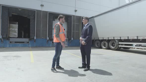 Worker and businessman discussing alt