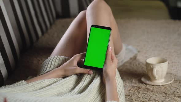 Use green mockup to insert images.  The swipe photos with your fingers. alt