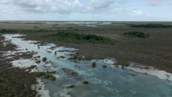 Rotational view of Bacalar Lagoon in Mexico alt