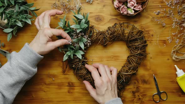 Summer DIY Decor Crafts Hands Makes Flower Wreath for Home Interior alt