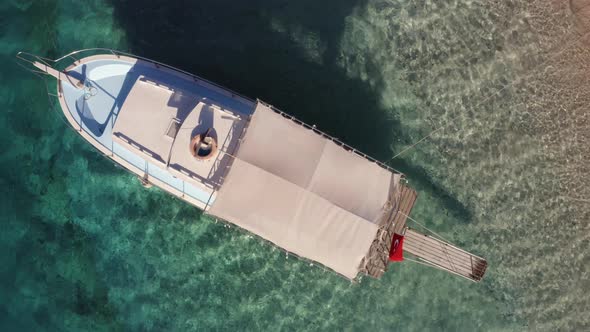 Top View of Boat on the Seashore with Turquoise Water alt