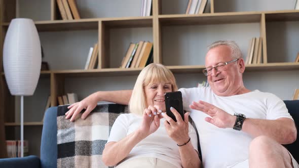 Old Man and Wife Communicate with Relatives on Weber WhatsApp and Messenger alt
