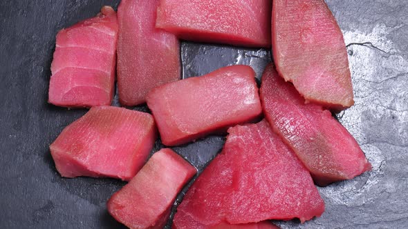 çChunks of Fresh Tuna Rotate Close Up