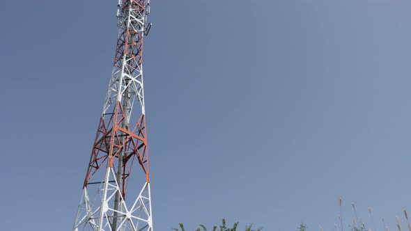 Antenna   system telecommunication repeater background 4K 3840X2160 UHD tilting footage - Outdoor re alt