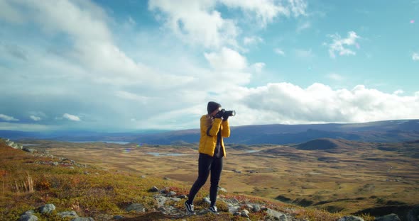 Photographer Woman Shoot Landscape in Mountains alt