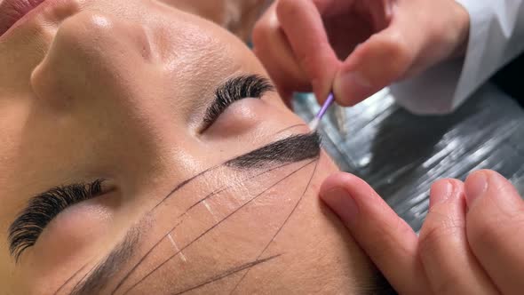 Beauty Master Drawing Right Shape of Eyebrows for Model