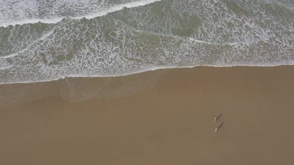 Aéreo / Pareja pasea por la playa /  4k / Oceano Atlantico / 