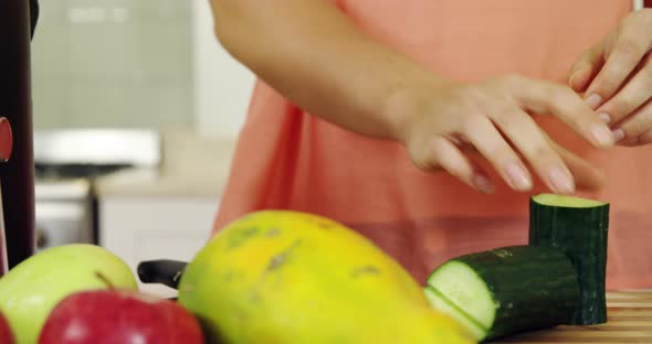 Woman preparing vegetable smoothie alt