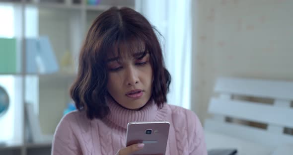Pretty woman wake up to received and talking with smartphone