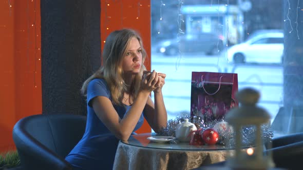 Young Girl in Cafe alt