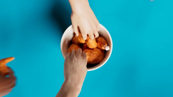 Animation of a bucket with fried chicken. Hands taking out pieces of chicken.