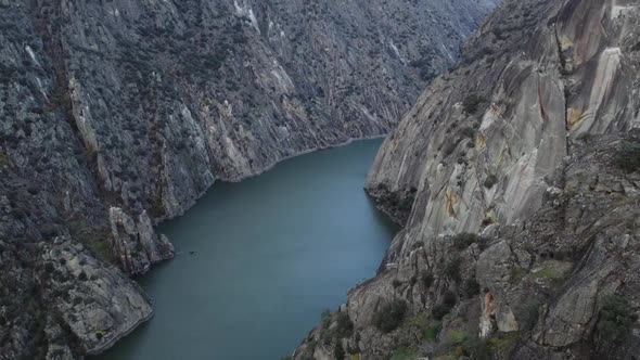 Tilt from water level in Salto de Aldeadavila to plateau far above alt