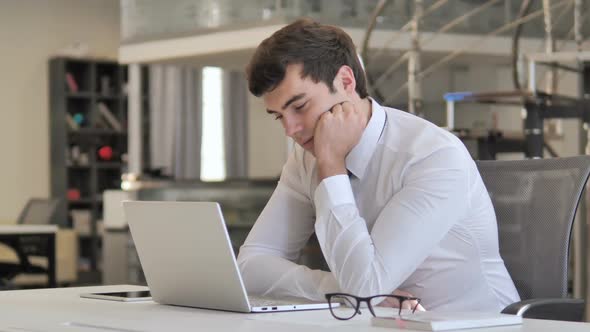 Tired Businessman Sleeping at Work alt