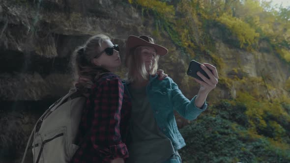 Girls in the Canyon are Photographed on a Smartphone