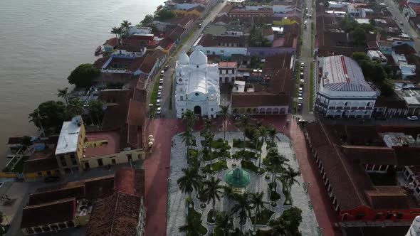 Reverse drone shot of downtown Tlacotalpan, Veracruz alt