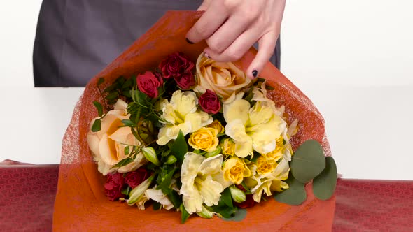 Florist Does a Wrap for Bouquet Flowers alt