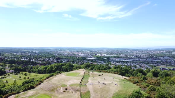 City and hilltop aerial view, Craiglockhart Hill, Edinburgh, Scotland	 alt