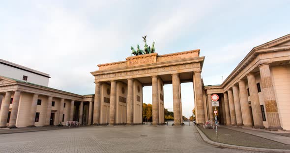 Night to day hyper lapse of the Brandenburg gate in Berlin Germany alt