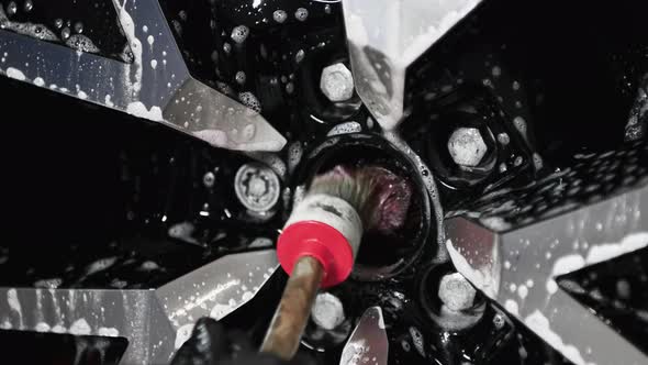 Washing the Car Wheel Rims with Neutral pH Detergent That Removes Ferrules Rust and Oxide Deposits alt