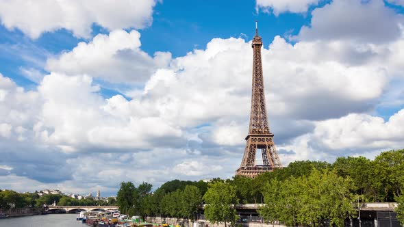 4K UHD timelapse of the Eiffel Tower - La tour Eiffel in Paris France