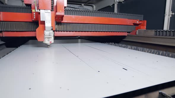 Laser cutting machine cutting a large metal sheet alt