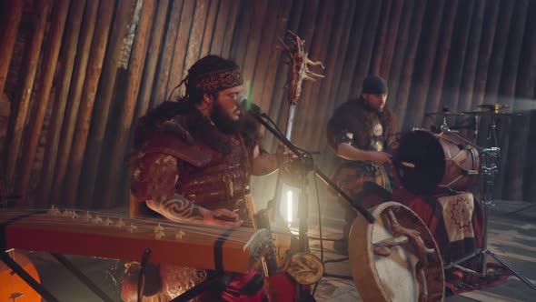 Frontman of Folk Band Plays Bow Instrument Singing in Ail alt