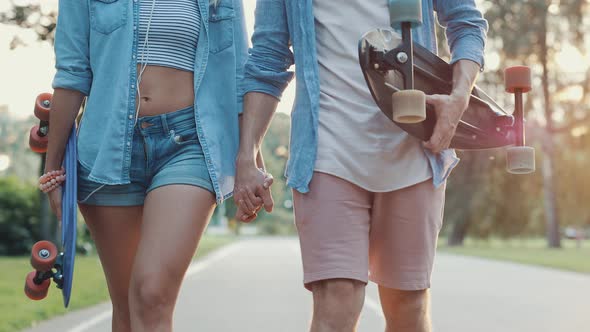 Young skaters, close-up alt