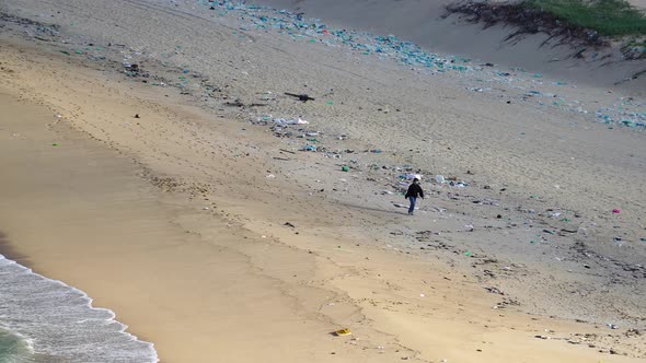 Bãi Chuối banana point, Thung Beach Vietnam.People cleaning beach which is heavily polluted alt