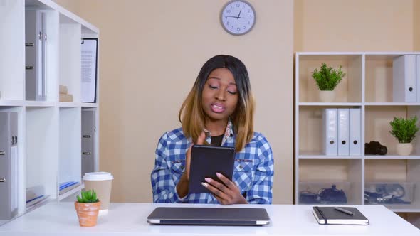 Worker Has Phone Negotiation at Work alt