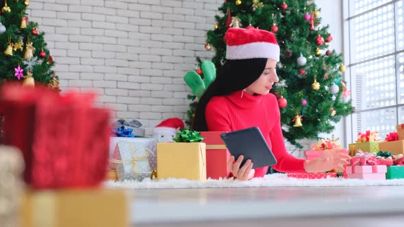 9280 Woman Liedown In Room And Use Tablet Shopping Online For Christmas alt