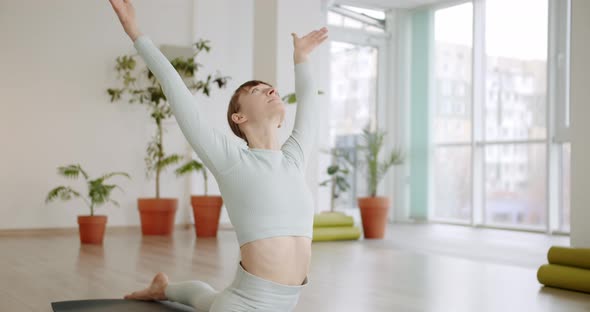 A Beautiful Woman Practices a Spagat Exercises in Bright Studio Anjaneyasana alt
