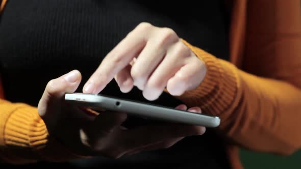 Person's hands using a tablet