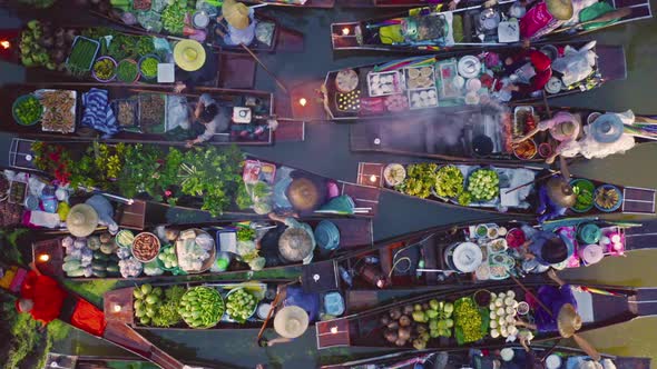 Damnoen Saduak Floating Market or Amphawa. Local people sell fruits, traditional food on boats alt