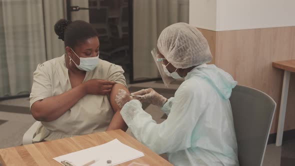 Black Woman Gets Covid Vaccine alt