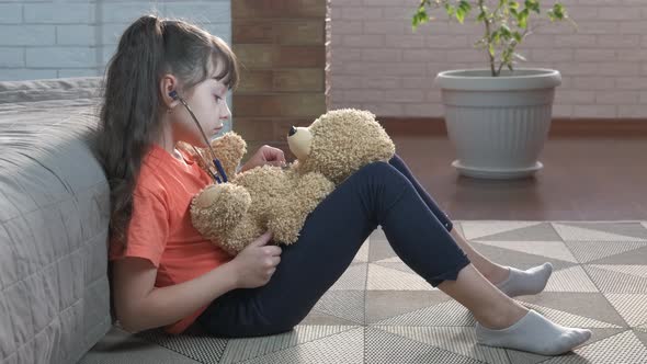 Doctor treat toy patient.  alt