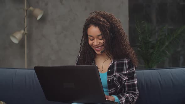 Customer Service Specialist Receiving Orders Online alt