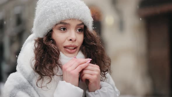 A Woman is Standing in the Center of the City and Freezing alt