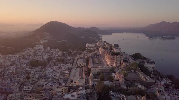 Lake Pichola And City Palace, Udaipur, Rajasthan, India alt